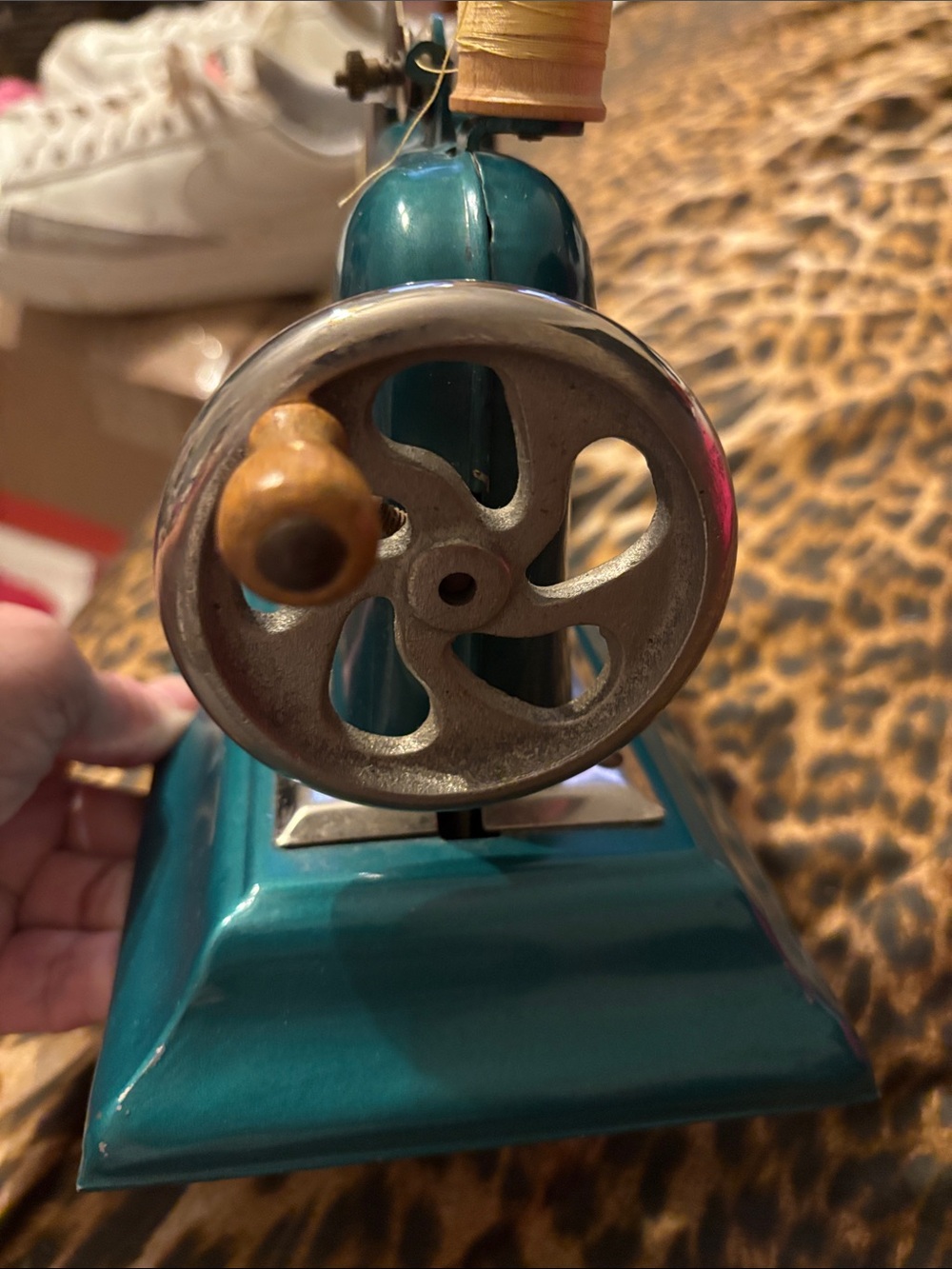 Vintage Teal Mini Sewing Machine with Gold Logo CASIGE - Picture 5 of 5
